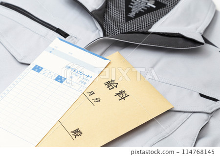 白色背景的工作服、薪資袋和考勤卡 白色背景的工作服、薪資袋和考勤卡 114768145