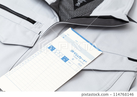 白色背景上的工作服和考勤卡 白色背景上的工作服和考勤卡 114768146