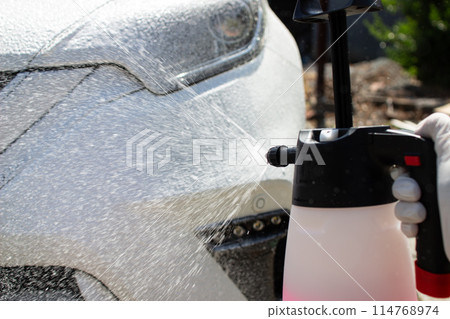 Foamy car wash using a pressure-type foam gun Foamy car wash using a pressure-type foam gun 114768974