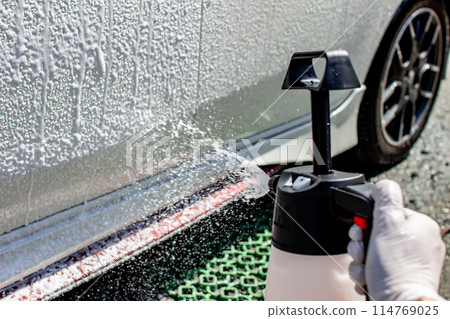 Foamy car wash using a pressure-type foam gun 114769025