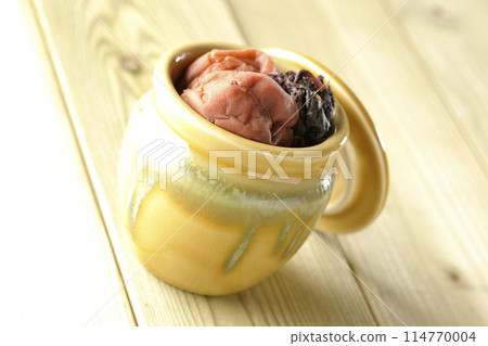 罐子裡的梅乾和紅紫蘇 114770004