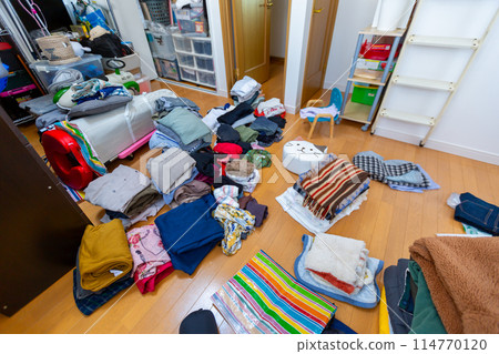 Decluttering, changing clothes, tidying up 114770120