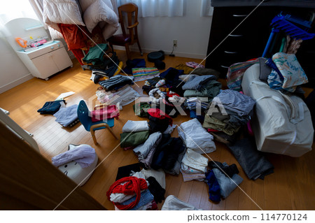 Decluttering, changing clothes, tidying up 114770124