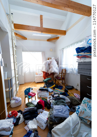 Decluttering, changing clothes, tidying up Decluttering, changing clothes, tidying up 114770127