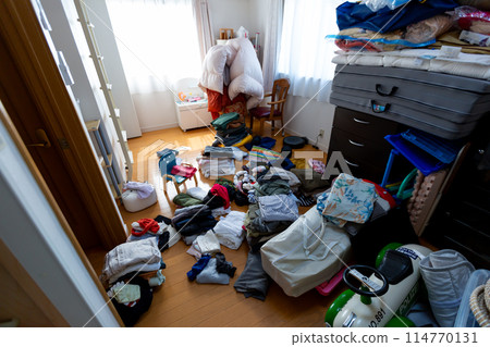 Decluttering, changing clothes, tidying up 114770131