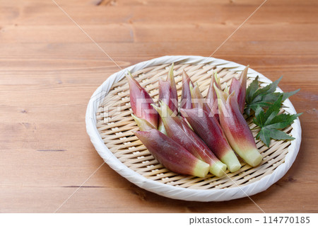 鮮薑(木紋背景) 鮮薑(木紋背景) 114770185