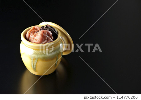 黑色背景下罐子裡的醃李子和紅紫蘇的照片 114770206