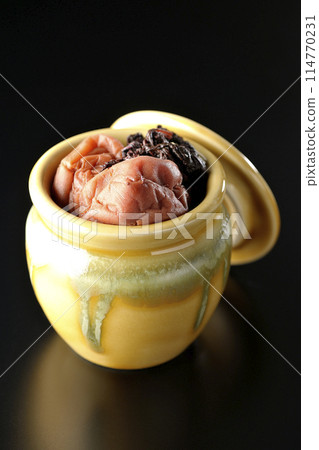 黑色背景下罐子裡的醃李子和紅紫蘇的照片 114770231