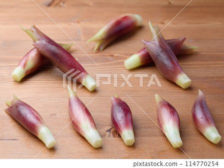 鮮薑（木紋背景） 114770254