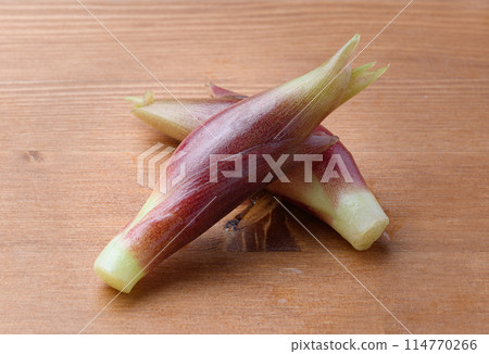 Fresh Japanese ginger (wood grain background) 114770266