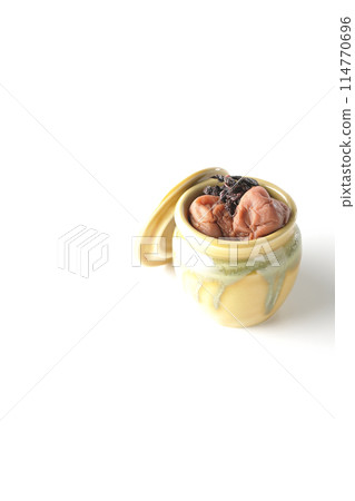 白色背景下罐子裡梅干和紅紫蘇的照片 白色背景下罐子裡梅干和紅紫蘇的照片 114770696