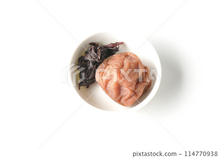 白色背景下的白色小圓盤上俯瞰紅紫蘇和醃李子 114770938