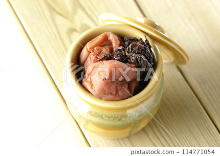 鳥瞰罐中的梅干和紅紫蘇 114771054