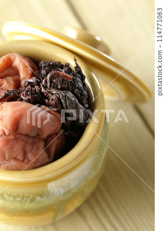 鳥瞰罐中的梅干和紅紫蘇 114771063