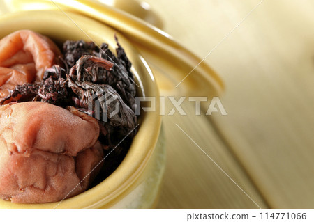 A bird's-eye view of pickled plums and red shiso in a jar 114771066