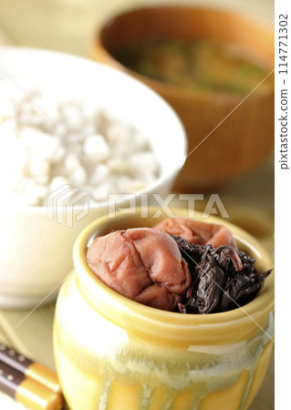 Pickled plums, red shiso, rice and miso soup in a jar 114771302