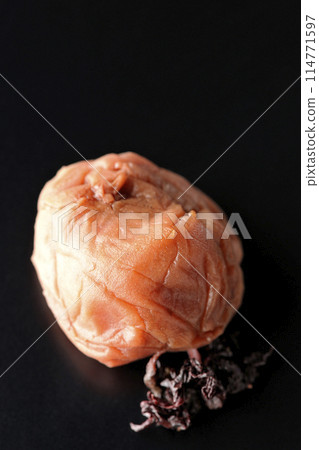 直接放在黑色背景上的紅紫蘇和醃李子的照片 114771597