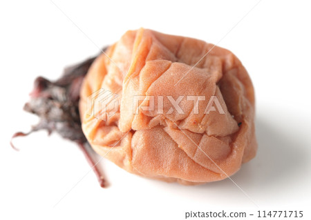 Red shiso and pickled plums photographed directly on a white background 114771715