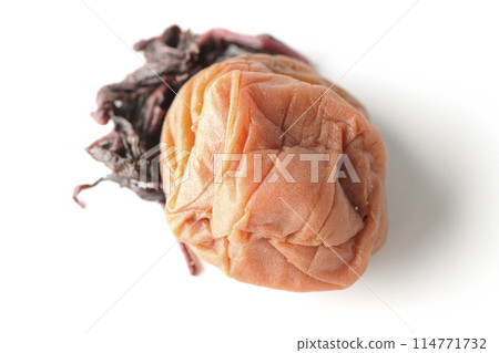 Red shiso and pickled plums photographed directly on a white background Red shiso and pickled plums photographed directly on a white background 114771732