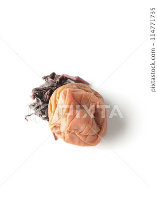 直接放在白色背景上的紅紫蘇和醃李子的照片 直接放在白色背景上的紅紫蘇和醃李子的照片 114771735