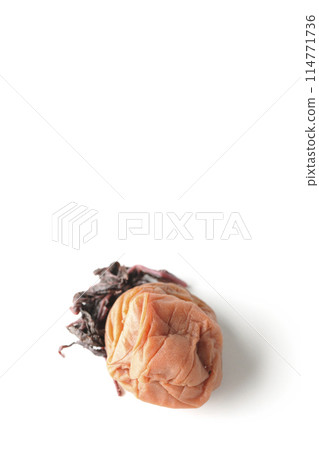 直接放在白色背景上的紅紫蘇和醃李子的照片 114771736