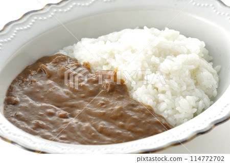 白色背景下的單張簡單咖哩和米飯 白色背景下的單張簡單咖哩和米飯 114772702