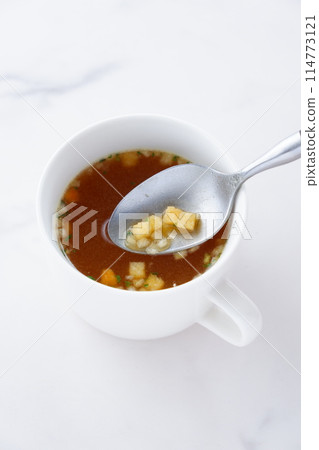 Hot onion consommé soup Hot onion consommé soup 114773121