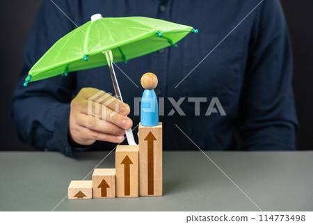 Protection on the path to success. Under an umbrella. Human resources. Insurance and social protection. Patronage and mentoring. 114773498