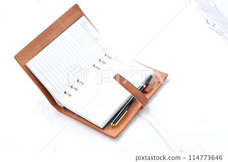 Image of a ring-type system organizer open while doing desk work 114773646