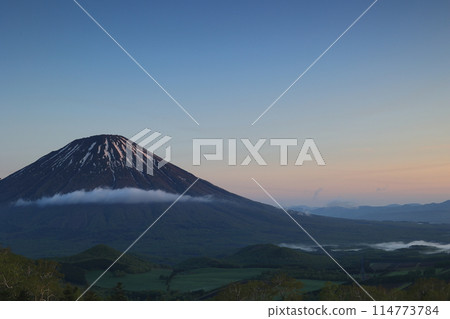沐浴在朝霞中的羊蹄山 沐浴在朝霞中的羊蹄山 114773784