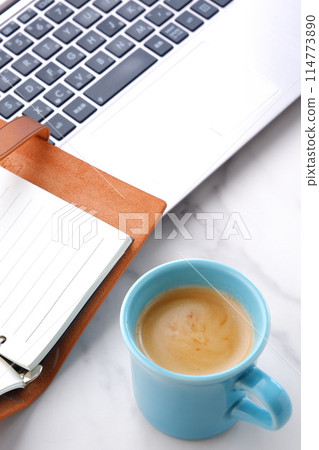 一邊喝咖啡一邊在辦公桌上使用筆記型電腦和筆記型電腦工作的圖片 一邊喝咖啡一邊在辦公桌上使用筆記型電腦和筆記型電腦工作的圖片 114773890