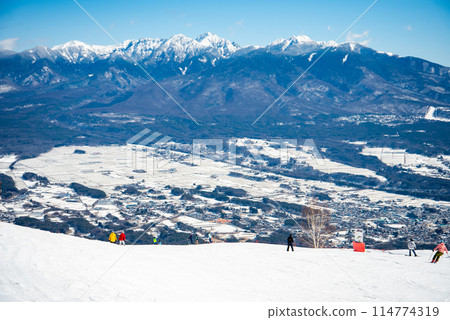Beautiful snowy mountains and sunny ski slopes 114774319