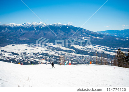 美麗的雪山和陽光明媚的斜坡 114774320