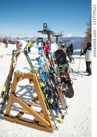 Beautiful snowy mountains and sunny ski slopes 114774322