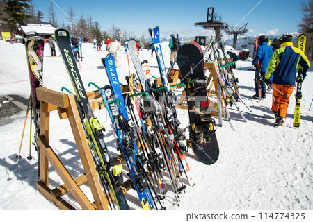 Beautiful snowy mountains and sunny ski slopes 114774325