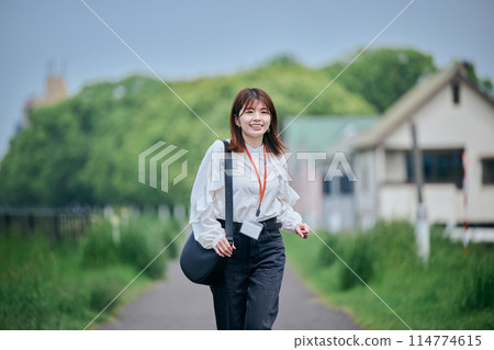 沿著河跑的年輕女子 114774615