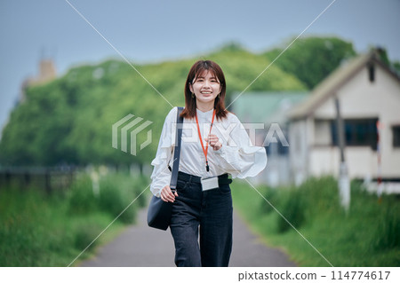 沿著河跑的年輕女子 114774617