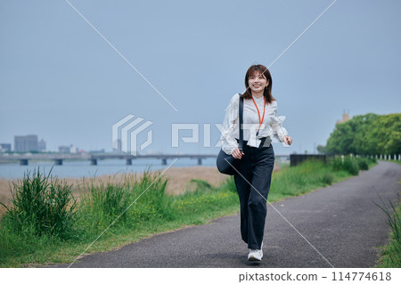 沿著河跑的年輕女子 114774618
