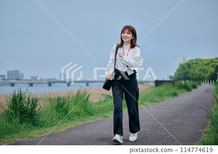 沿著河跑的年輕女子 114774619