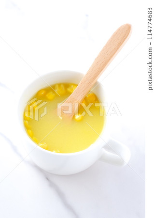 Stir the piping hot corn cream soup with a spoon 114774683