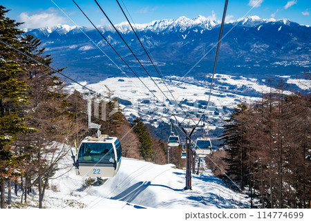 在陽光明媚的天氣裡,滑雪勝地移動貢多拉的美麗景色 在陽光明媚的天氣裡,滑雪勝地移動貢多拉的美麗景色 114774699