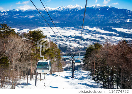 在陽光明媚的天氣裡，滑雪勝地移動貢多拉的美麗景色 114774732