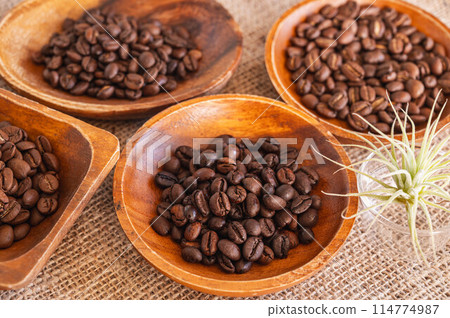 Coffee beans: Robusta and Arabica 114774987