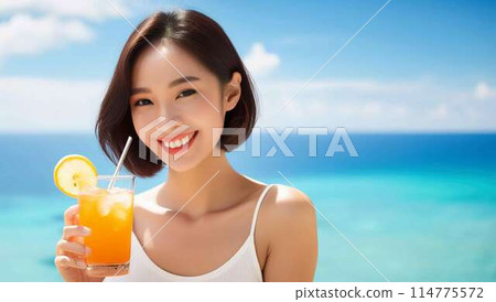 有夏日大海和熱帶飲料的年輕女子 有夏日大海和熱帶飲料的年輕女子 114775572