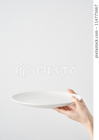 拿著空盤子的女人的手 114775667