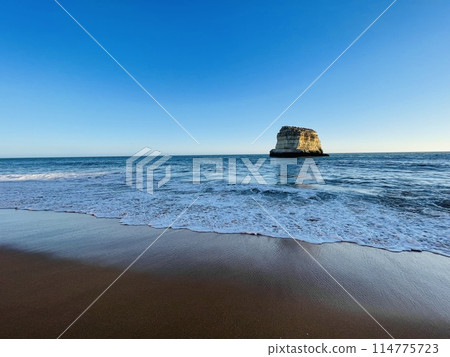 Beautiful seascape with beach, cliffs and ocean. Ferragudo, Portugal 114775723