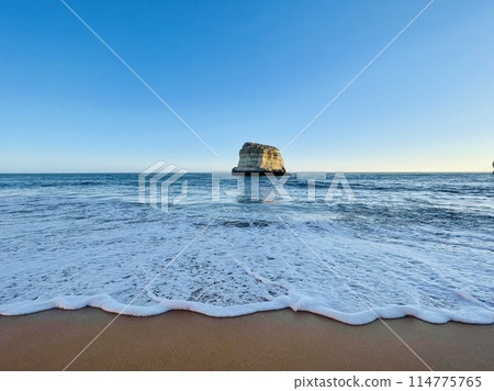 Beautiful seascape with beach, cliffs and ocean. Ferragudo, Portugal 114775765