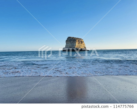 Beautiful seascape with beach, cliffs and ocean. Ferragudo, Portugal 114775766