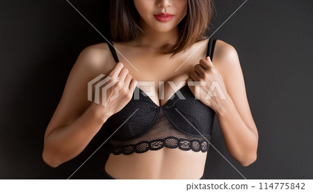內衣的女人，黑色胸罩，女人美麗的身體 114775842