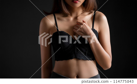 內衣的女人，黑色胸罩，女人美麗的身體 114775843